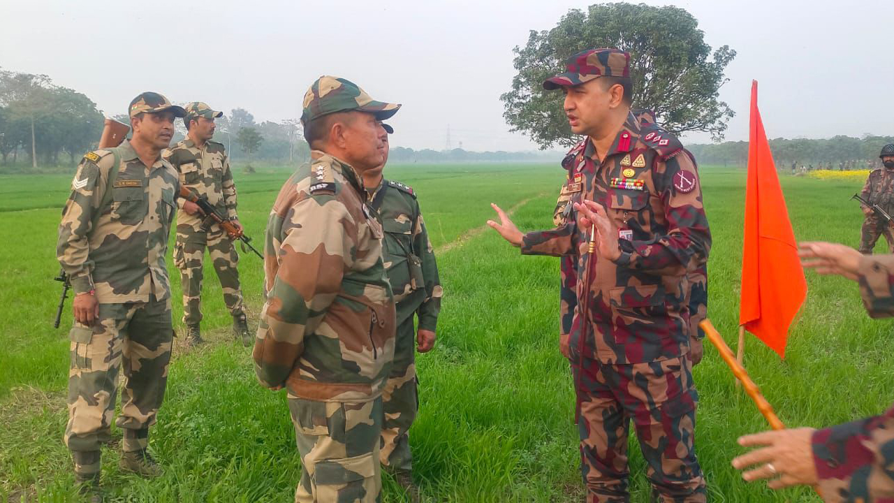 সীমান্তে বিএসএফের কাঁটাতারের বেড়া নির্মাণে বিজিবির বাধা